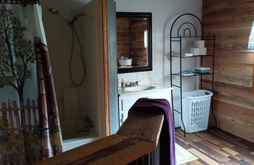 Kingston Otro | Cozy Country Rustic Retreat! Relax or enjoy the Great Outdoors!