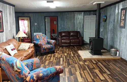 Kingston Otro | Cozy Country Rustic Retreat! Relax or enjoy the Great Outdoors!