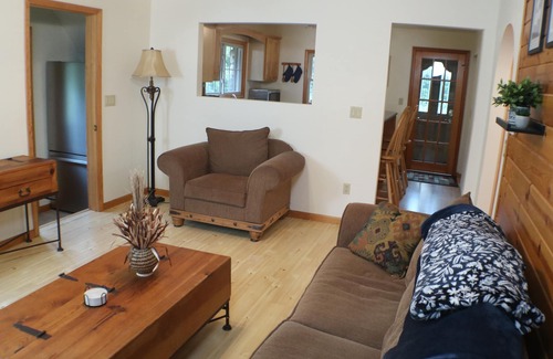 Paris Casa | Cozy Countryside Stone House & Pub with 20 acres of outdoor fun!