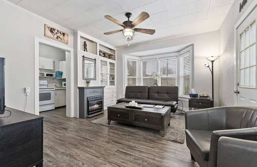 Middleton Casa | Cozy County Home with hot tub!!