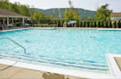 Brainard Condominio | Cozy couple resort style condo overlooks the beautiful Massachusetts mountains.