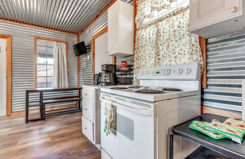Canyon Lake Apartamento | Cozy Couple's Cottage w/ View Near Canyon Lake!