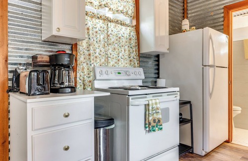 Canyon Lake Apartamento | Cozy Couple's Cottage w/ View Near Canyon Lake!