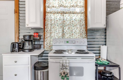 Canyon Lake Apartamento | Cozy Couple's Cottage w/ View Near Canyon Lake!