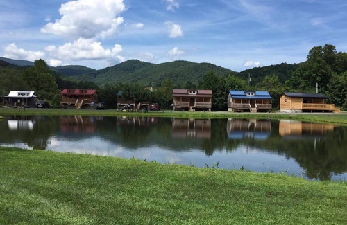 Frank Cabina | Cozy Couples Cabin w/Mountain Views