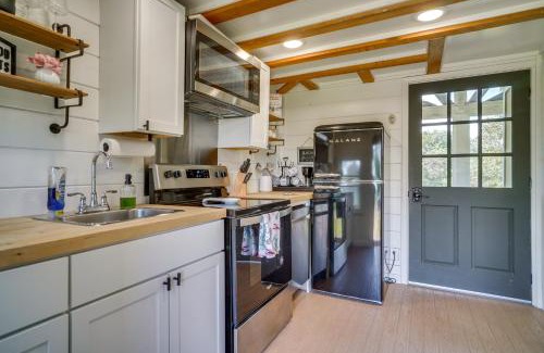 Iberia Parish Apartamento | Cozy Couples Retreat with Porch on Bayou Teche!