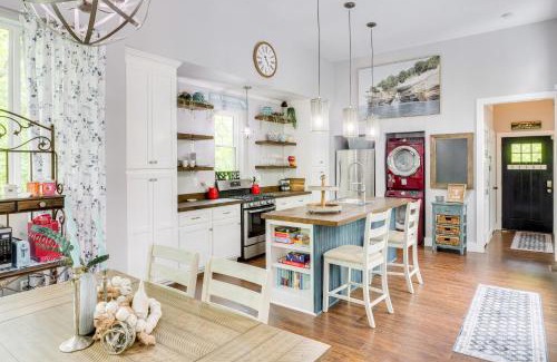 Smithville Casa | Cozy Couples Retreat with Hot Tub in Smithville!