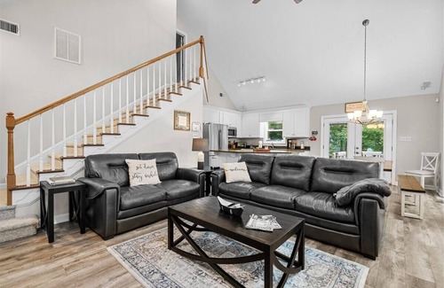 Wise Casa | Cozy Cove | Waterfront Retreat | Pet-Friendly