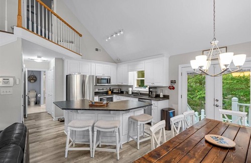 Wise Casa | Cozy Cove | Waterfront Retreat | Pet-Friendly