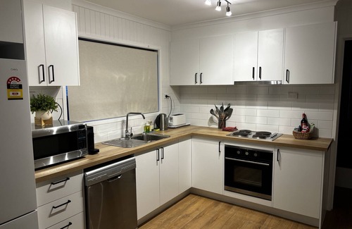 Cowes Casa | Cozy Cowes Escape - 4 bedroom/sleeps 8 *1 extra free night with every booking.*