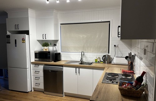 Cowes Casa | Cozy Cowes Escape - 4 bedroom/sleeps 8 *1 extra free night with every booking.*