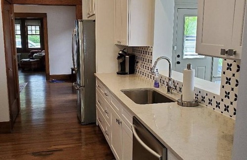 Culver Casa | Cozy Craftsman home located downtown Culver