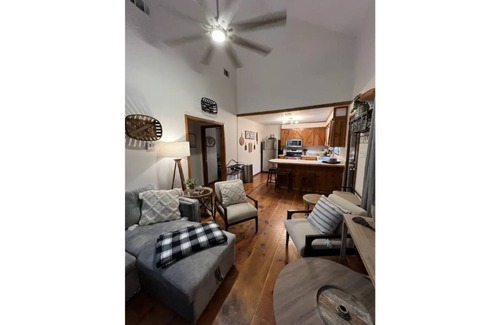 Hattiesburg Cabina | Cozy Creek Cabin