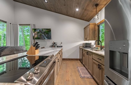 Epworth Cabina | Cozy creek side getaway minutes from Downtown Blue Ridge!
