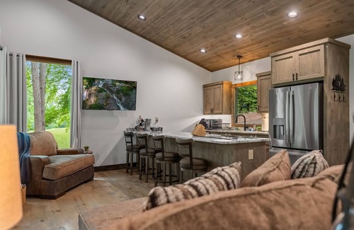 Epworth Cabina | Cozy creek side getaway minutes from Downtown Blue Ridge!