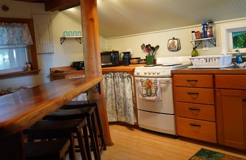 Oregon Coast Cabina | Cozy Creekside Cabin w/fire pit, steps from the beach and town