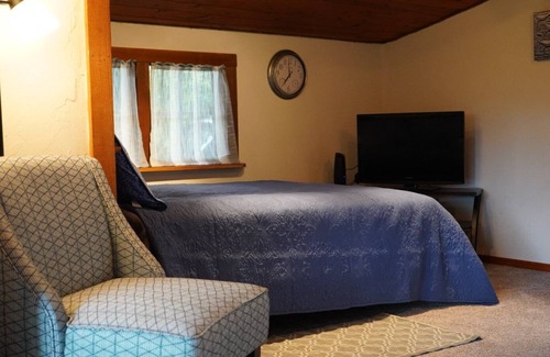 Oregon Coast Cabina | Cozy Creekside Cabin w/fire pit, steps from the beach and town