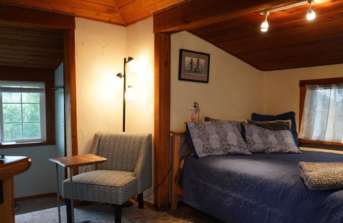 Oregon Coast Cabina | Cozy Creekside Cabin w/fire pit, steps from the beach and town