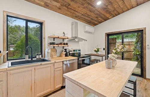 Seaside Cabina | Cozy creekside cabin with AC
