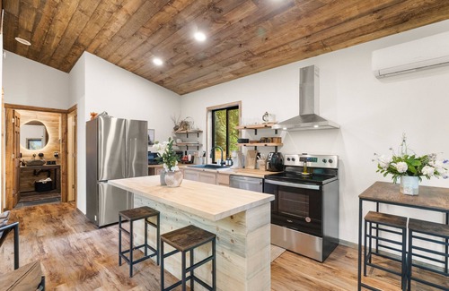 Seaside Cabina | Cozy creekside cabin with AC