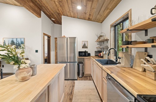 Seaside Cabina | Cozy creekside cabin with AC