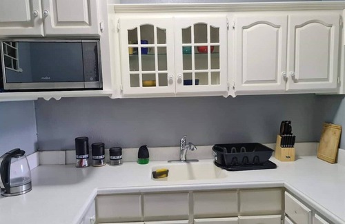 Beverly Hills Condominio | Cozy Crystal Towers Liguanea Kingston 2 BR Apt