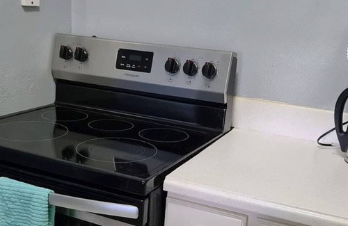 Beverly Hills Condominio | Cozy Crystal Towers Liguanea Kingston 2 BR Apt
