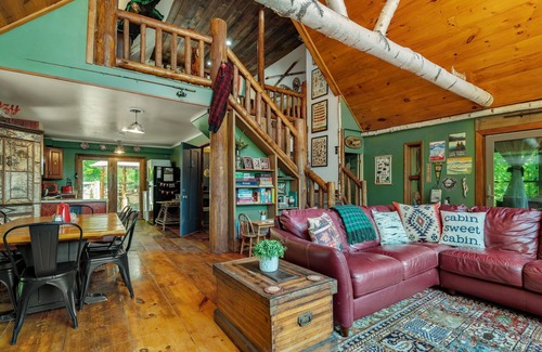 Hague Cabina | COZY CUB CABIN Mountainside Lake George, Hot Tub, Fireplace, Gazebo