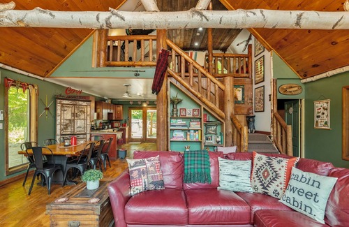 Hague Cabina | COZY CUB CABIN Mountainside Lake George, Hot Tub, Fireplace, Gazebo