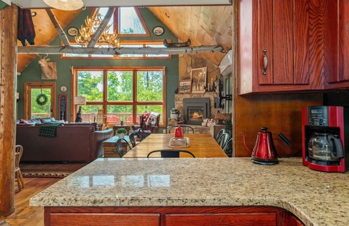Hague Cabina | COZY CUB CABIN Mountainside Lake George, Hot Tub, Fireplace, Gazebo