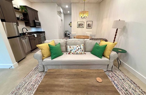 Pilot Mountain Apartamento | Cozy Cure is a modern farmhouse Alcove studio in downtown Pilot Mountain