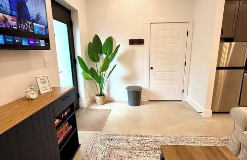 Pilot Mountain Apartamento | Cozy Cure is a modern farmhouse Alcove studio in downtown Pilot Mountain