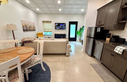 Pilot Mountain Apartamento | Cozy Cure is a modern farmhouse Alcove studio in downtown Pilot Mountain