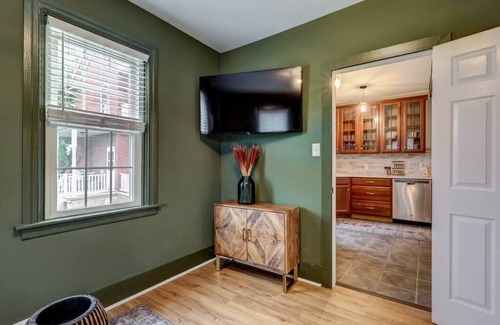 Mountville Casa | Cozy Dark & Moody Home, New Reno, 10 mins to Lanc!