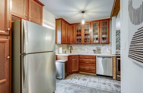 Mountville Casa | Cozy Dark & Moody Home, New Reno, 10 mins to Lanc!