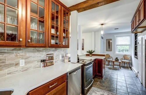 Mountville Casa | Cozy Dark & Moody Home, New Reno, 10 mins to Lanc!