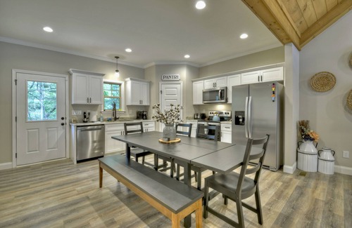 Morganton Cabina | Cozy Day Break! Hot Tub, Fire Pit, Horse Shoes, Near Nottley Lake