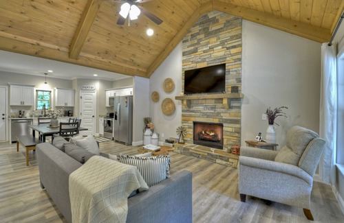 Morganton Cabina | Cozy Day Break! Hot Tub, Fire Pit, Horse Shoes, Near Nottley Lake