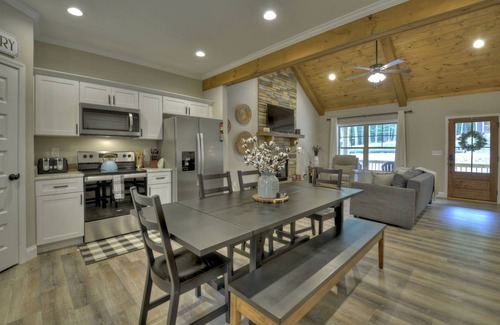 Morganton Cabina | Cozy Day Break! Hot Tub, Fire Pit, Horse Shoes, Near Nottley Lake