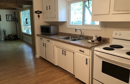 Algonquin Highlands Cabina | Cozy Deeded Access Cabin on Pristine 5 Chain Lake (Maple Lake)