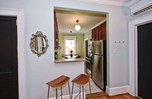 Dilworth Condominio | Cozy Dilworth 1BR King Condo | Porch | Walkable