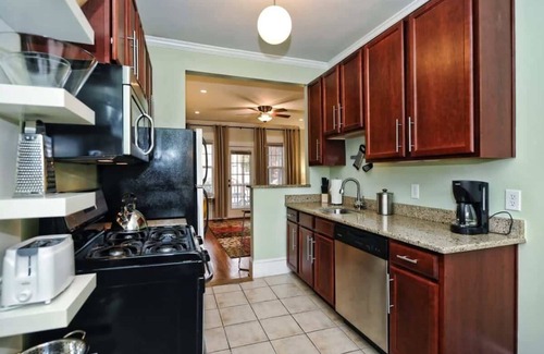 Dilworth Condominio | Cozy Dilworth 1BR King Condo | Porch | Walkable