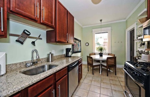 Dilworth Condominio | Cozy Dilworth 1BR King Condo | Porch | Walkable