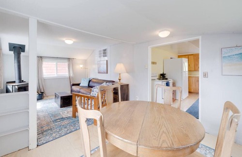 Rockaway Beach Cabina | Cozy Dog-Friendly Cabin near Twin Rocks