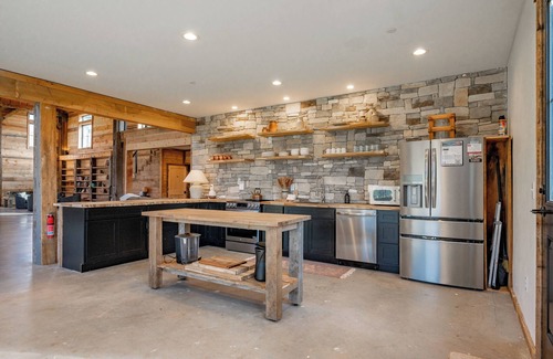 Blakeslee Casa | Cozy Dog Friendly Barn Getaway w/ Fireplace & Views