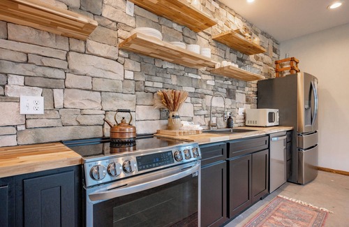 Blakeslee Casa | Cozy Dog Friendly Barn Getaway w/ Fireplace & Views