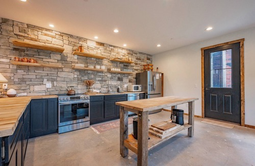 Blakeslee Casa | Cozy Dog Friendly Barn Getaway w/ Fireplace & Views