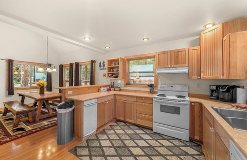 Leavenworth Casa | Cozy-dog friendly cabin with a hot tub, fireplace, that sleeps 6 guests.