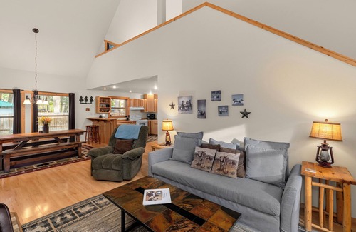 Leavenworth Casa | Cozy-dog friendly cabin with a hot tub, fireplace, that sleeps 6 guests.