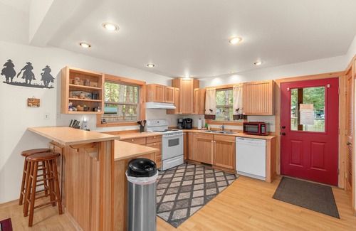 Leavenworth Casa | Cozy-dog friendly cabin with a hot tub, fireplace, that sleeps 6 guests.